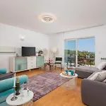 Lux 1 בית הארחה